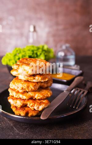 Gebratene Hühnerkoteletts in dunkler Schüssel, selbstgemacht, keine Leute, Stockfoto
