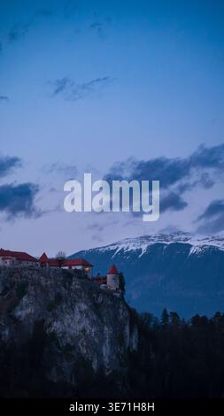 Vertikale Aufnahme der Aussicht auf die Burg Bled, eine mittelalterliche Burg auf einem Felsen in der Nähe des Bleder Sees in Slowenien 20 Stockfoto