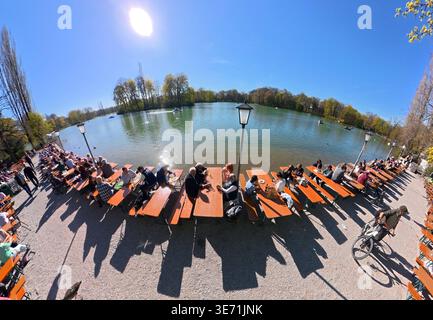 Viele Münchner genießen den warmen Frühlingstag im Biergarten am Kleinhesseloher See, Englischer Garten, München, 8. April 2026 Deutschland, München, 8. April 2026, viele Münchner und Münchnerinnen genießen die Frühlingssonne im Biergarten am Kleinhesseloher See, gehören zum Restaurant Seehaus im Englischen Garten, Temperaturen um 18 Grad, Frühling, schönes Wetter, Foto mit einer Panorama Kamera aufgenommen, Bayern, *** viele Münchner genießen den warmen Frühlingstag im Biergarten am Kleinhesseloher See, English Garden, München, 8. April 2026 Deutschland, München, 8. April 2026, viele München Resi Stockfoto