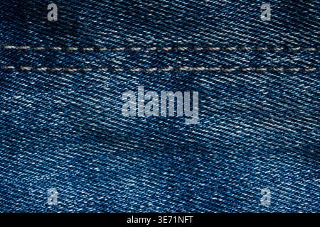 Detaillierter Hintergrund aus blauem Denim-Stoff mit sichtbarem Nahtmuster Stockfoto
