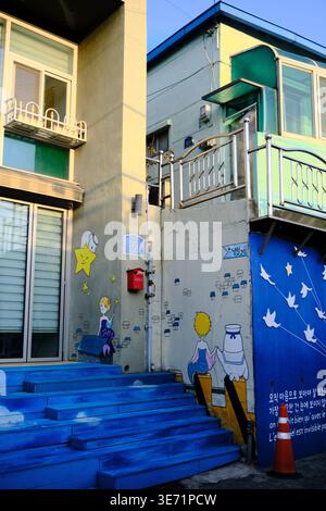 Ein atemberaubender Blick von oben auf das berühmte Gamcheon-Kulturviertel in Busan, Südkorea, bekannt für seine lebendig gestrichenen Pastellhäuser, die terrassenförmig entlanglaufen Stockfoto