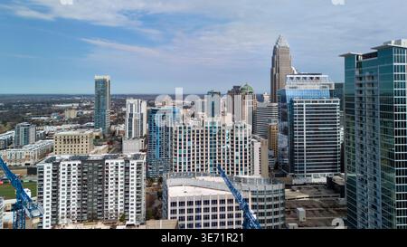 Blick auf die Skyline der Innenstadt von Charlotte NC und die Wohntürme Stockfoto