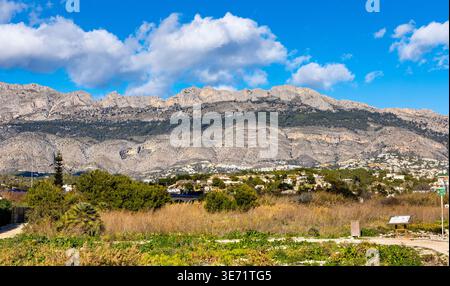 Sierra de Bernia, Teil der Cordilleras Beticas Baetic Mountains am Mittelmeer Costa Blanca Küste von Altea in Spanien Stockfoto