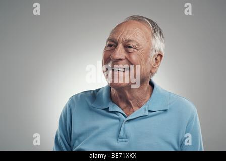 Denken, lächeln oder alter Mann im Studio mit Nostalgie, Inspiration oder positiver Einstellung im Ruhestand. Reflexion, gutes Gedächtnis oder Senior Person mit Stockfoto