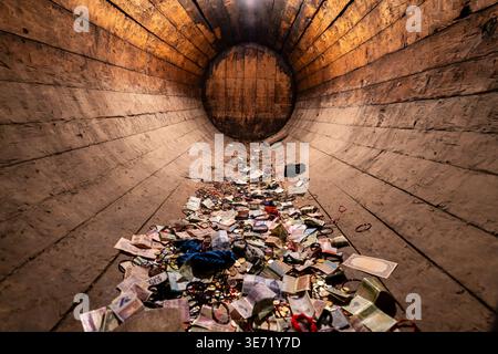 Münzen, Banknoten und persönliche Gegenstände, die in einem Holzfass im Kloster Varlaam in Meteora, Griechenland, gesammelt wurden. Symbolische Angebote und Spenden werden angezeigt Stockfoto