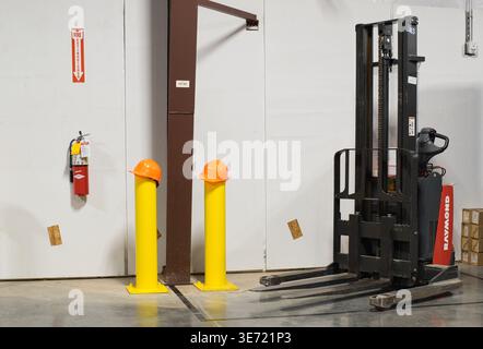 Houston, Texas USA 04-05-2026: Schubmaststapler im Lager geparkt Raymond Markenname mit Sicherheitsausrüstung. Stockfoto