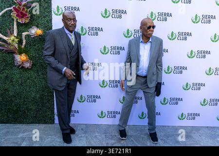 Los Angeles, Kalifornien, USA. April 2026. Der US-amerikanische Filmstar MORGAN FREEMAN (88) und der Schauspieler DELROY LINDO (73) posieren gemeinsam auf dem Roten Teppich im Skirball Cultural Center in Los Angeles, Kalifornien, vor dem Sierra Club Trailblazer's Ball. FREEMAN erhält den Visionary Award des Sierra Clubs für seine Unterstützung der Umwelt. (Kreditbild: © Amy Katz/ZUMA Press Wire) NUR REDAKTIONELLE VERWENDUNG! Nicht für kommerzielle ZWECKE! Stockfoto