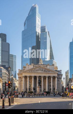 Die Royal Exchange in London City, umgeben von hohen modernen Gebäuden. Menschen laufen entlang der Straße und Ampeln steuern den Fluss der Fahrzeuge. Stockfoto