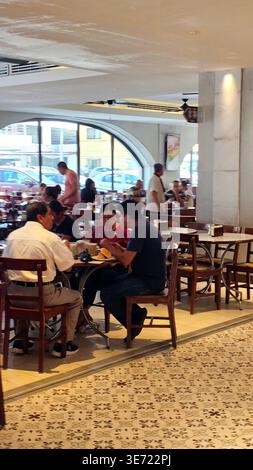 Veracruz, Mexiko - 27. Oktober 2025: Innenraum der Cafeteria La Parroquia de Veracruz auf dem Malecon des Hafens der Hauptstadt, um traditionelle Getränke zu trinken Stockfoto