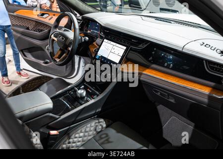 Zürich, Schweiz, 10. Oktober 2025. Innenansicht eines Premium-Jeep Grand Cherokee bei der Auto Zurich Show Stockfoto