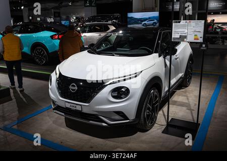 Zürich, Schweiz, 10. Oktober 2025. Weiße Nissan Juke Hybrid-Kompaktweiche auf der Auto Zurich Show Stockfoto