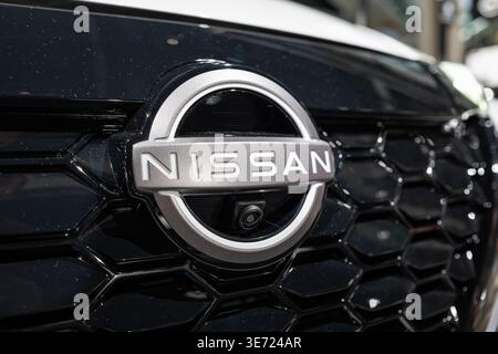 Zürich, Schweiz, 10. Oktober 2025. Nahaufnahme des an der Motorhaube montierten Nissan-Emblems und der Frontkamera Stockfoto