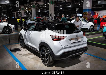 Zürich, Schweiz, 10. Oktober 2025. Dreiviertelansicht eines weißen Nissan Juke im Auto Zurich Stockfoto