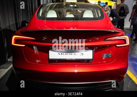 Zürich, Schweiz, 10. Oktober 2025. Rückansicht einer roten Tesla Model 3 Performance Elektrolimousine im Display Stockfoto