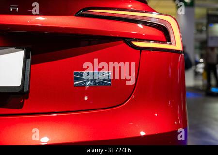 Zürich, Schweiz, 10. Oktober 2025. Nahaufnahme des absurden Emblems eines Tesla Model 3 Performance hinten Stockfoto