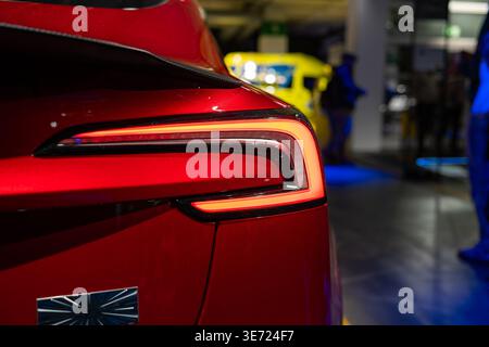 Zürich, Schweiz, 10. Oktober 2025. Nahaufnahme des absurden Emblems eines Tesla Model 3 Performance hinten Stockfoto