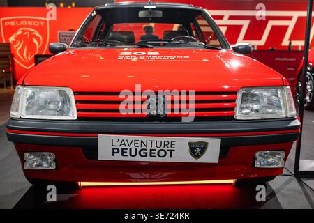 Zürich, Schweiz, 10. Oktober 2025. Nahaufnahme eines klassischen roten 1984 Peugeot 205 GTI Stockfoto