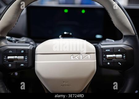 Zürich, Schweiz, 10. Oktober 2025. Nahaufnahme des Lenkrads im Innenraum eines elektrischen SUV 2025 Kia EV3 Stockfoto