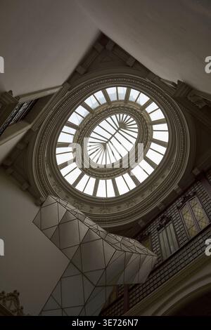 Mallorca. Spanien - 9. April 2026: Flacher Blick auf eine verzierte ovale Dachlichtkuppel mit neoklassizistischen architektonischen Details und einem modernen geometrischen Instal Stockfoto