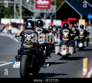 Faaker See, Österreich - 01. September 2025: Motorradfahrer in Lederjacken fahren während der European Bike Week zusammen auf einer landschaftlich reizvollen Straße, die den spi verkörpert Stockfoto