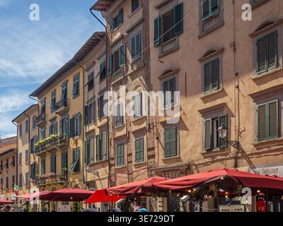 Fassaden mit verwickelten Kabeln in Pisa, Toskana, Italien Stockfoto