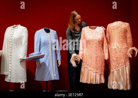 NUR Ein Mitglied der Royal Collection passt Kleider an, die als Teil von „Queen Elizabeth II: Her Life in Style“ ausgestellt werden. Die größte Ausstellung der Mode der Königin, die jemals gezeigt wurde, zeigt etwa 300 Kleidungsstücke und Accessoires, etwa die Hälfte zum ersten Mal, und zeigt die Geschichte von Großbritanniens längster Herrscherin durch Kleidung, die in allen zehn Jahrzehnten ihres Lebens getragen wurde. Anlässlich des 100. Geburtstages der Königin wird die Ausstellung ab dem 10. April in der King's Gallery, Buckingham Palace in London, für die Öffentlichkeit geöffnet. Bilddatum: Donnerstag, 9. April 2026. Stockfoto