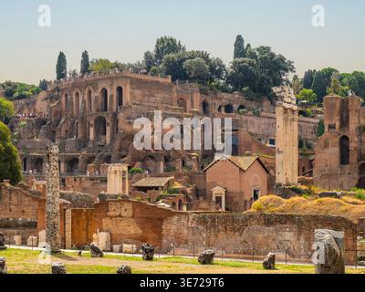 Blick vom Circus Maximus zum Paladin im Forum Romanum in Rom, Italien Stockfoto