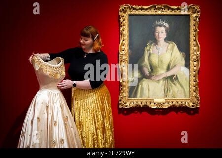 NUR Ein Mitglied der Royal Collection passt ein Abendkleid an, das als Teil von „Queen Elizabeth II: Her Life in Style“ ausgestellt wird. Die größte Ausstellung der Mode der Königin, die jemals gezeigt wurde, zeigt etwa 300 Kleidungsstücke und Accessoires, etwa die Hälfte zum ersten Mal, und zeigt die Geschichte von Großbritanniens längster Herrscherin durch Kleidung, die in allen zehn Jahrzehnten ihres Lebens getragen wurde. Anlässlich des 100. Geburtstages der Königin wird die Ausstellung ab dem 10. April in der King's Gallery, Buckingham Palace in London, für die Öffentlichkeit geöffnet. Bilddatum: Donnerstag, 9. April 2026. Stockfoto