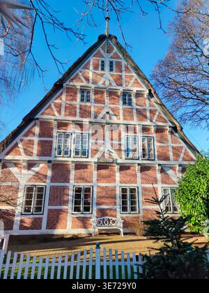 Historisches Fachwerkhaus im Alten Land Stockfoto
