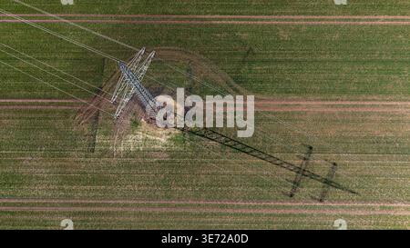 Deutschland, Euskirchen, Strompylon, Luftsicht, Schatten Stockfoto