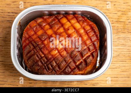 Gebackener bayerischer Leberkäse auf hellem Holz Stockfoto