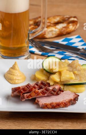 Bayerischer Leberkäse mit Kartoffelsalat Stockfoto