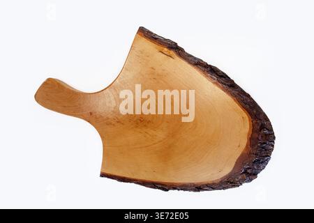 Handgefertigtes Serviertablett aus Holz mit natürlichem Rindenrand, isoliert auf weißem Hintergrund, mit Handwerkskunst und rustikalem Design Stockfoto