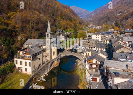 Luftaufnahme des Stadtzentrums von Fontainemore im Herbst. Gressoney-Saint-Jean, Aostatal, Italien, Europa. Stockfoto