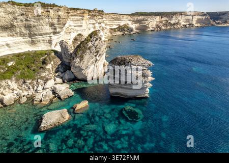Die weißen Kreidefelsen der Steilküste in der Nähe von Bonifacio aus der Luft gesehen, Korsika, Frankreich Stockfoto