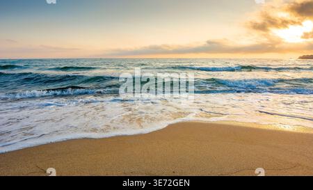 Sandstrand Hintergrund bei heißem Sommeranbruch. Flachwinkelansicht. Leere Meereslandschaft mit ruhigen Wellen. Schöne Meerestapete. Friedliche sozopol Res Stockfoto