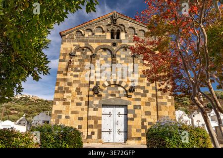 Die romanische Kirche eglise de la Sainte-Trinite et de Saint Jean-Baptiste in Aregno, Balagne, Korsika, Frankreich Stockfoto