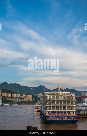 Chongqing, China - August 2019: Rückseite des luxuriösen Kreuzfahrtschiffs, das im Hafen am Ufer des Jangtsekiang in der Stadt Chongqing angedockt ist Stockfoto