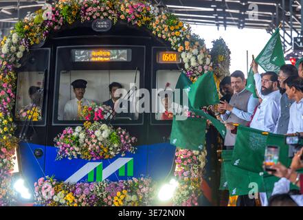 Devendra Der MUMBAI, INDIEN - 7. APRIL: Maharashtra-Chefminister Devendra Fadnavis ...