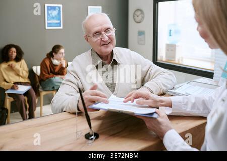 Leitender Mann beratender Arzt während eines Arzttermins in der Klinik Stockfoto