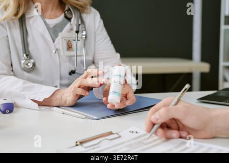 Frau Mittleren Alters, Die Verschreibungspflichtigen Medikamenteneinsatz Erklärt Stockfoto
