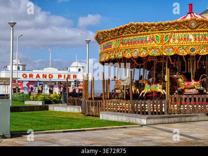 Merry-Go-Round und Grand Pier in Weston super Mare, einem beliebten Badeort an der Somerset Küste des Bristol Channel UK Stockfoto