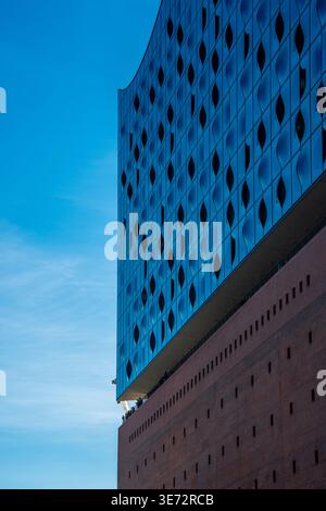 Eine Nahaufnahme der berühmten Hamburger Elbphilharmonie oder Elphi, wie sie lokal genannt wird, die über der Elbe in Hamburg liegt Stockfoto