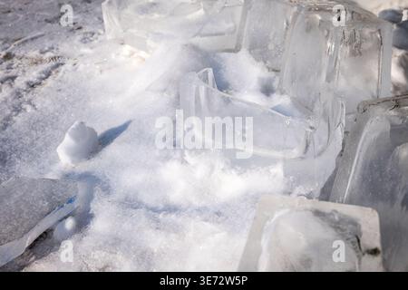 Nahaufnahme Von Großen Eisblöcken Und Gebrochenen Eisstücken Im Freien Auf Der Schneeoberfläche Stockfoto