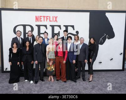 Los Angeles, USA. April 2026. (L-R) BEEF Season 2 Cast & Crew - Mikaela Hoover, William Fichtner, Bela Bajaria, Finneas, Irene Lee, Lee Sung Jin, Jake Schreier, Carey Mulligan, Seoyeon Jang, Oscar Isaac, Matthew Kim, Charles Melton, Nora Skinner, Ted Sarandos und Jinny Howe bei Netflix's BEEF Season 2 Los Angeles Premiere am Mittwoch, den 8. ​April 2026, im Egyptian Theater in Hollywood, KALIFORNIEN. (Foto: Sthanlee B. Mirador/SIPA USA) Credit: SIPA USA/Alamy Live News Stockfoto