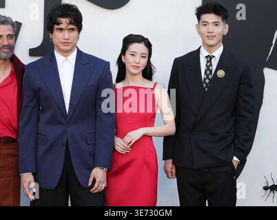Los Angeles, USA. April 2026. (L-R) Charles Melton, Seoyeon Jang und Matthew Kim bei Netflix's BEEF Staffel 2 Los Angeles Premiere am Egyptian Theater in Hollywood, KALIFORNIEN am Mittwoch, den 8. ​April 2026. (Foto: Sthanlee B. Mirador/SIPA USA) Credit: SIPA USA/Alamy Live News Stockfoto