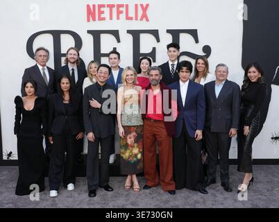 Los Angeles, USA. April 2026. (L-R) BEEF Season 2 Cast & Crew - Mikaela Hoover, William Fichtner, Bela Bajaria, Finneas, Irene Lee, Lee Sung Jin, Jake Schreier, Carey Mulligan, Seoyeon Jang, Oscar Isaac, Matthew Kim, Charles Melton, Nora Skinner, Ted Sarandos und Jinny Howe bei Netflix's BEEF Season 2 Los Angeles Premiere am Mittwoch, den 8. ​April 2026, im Egyptian Theater in Hollywood, KALIFORNIEN. (Foto: Sthanlee B. Mirador/SIPA USA) Credit: SIPA USA/Alamy Live News Stockfoto