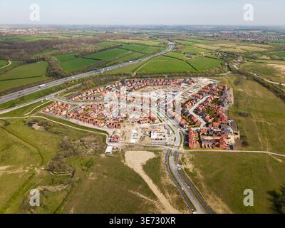 Aus der Vogelperspektive über einer neuen Wohnsiedlung mit erschwinglichen und umweltfreundlichen Häusern, die auf Grüngürtel gebaut werden. Neue Wohnsiedlung, um das Haus zu füllen Stockfoto
