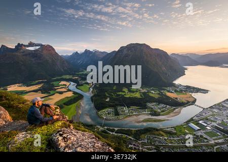 Mann mit Blick auf den Romsdalsfjord vom Aussichtspunkt Nesaksla, Andalsnes, mehr oder Romsdal, Norwegen Stockfoto