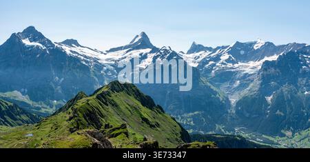 Panoramablick auf die berühmten Schweizer Berge Wetterhorn, Schreckhorn, Eiger, Mönch und Jungfrau im Berner Hochland, Schweiz Stockfoto